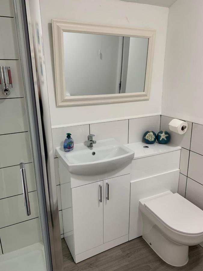 קינגסטון אפון הול Platform Avenues Apartment 2 With Free Street Parking מראה חיצוני תמונה